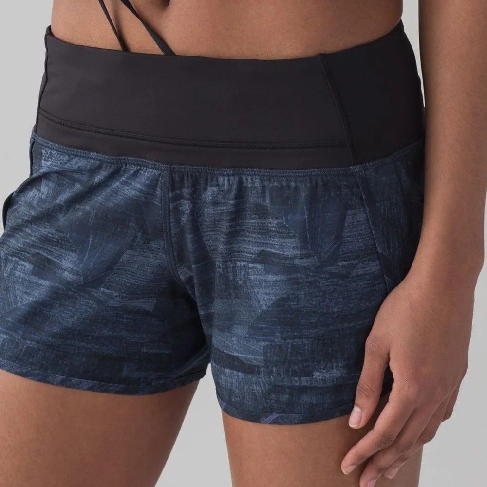 LULULEMON Women's Run Times navy blue print 4" shorts - size 6 EEUC